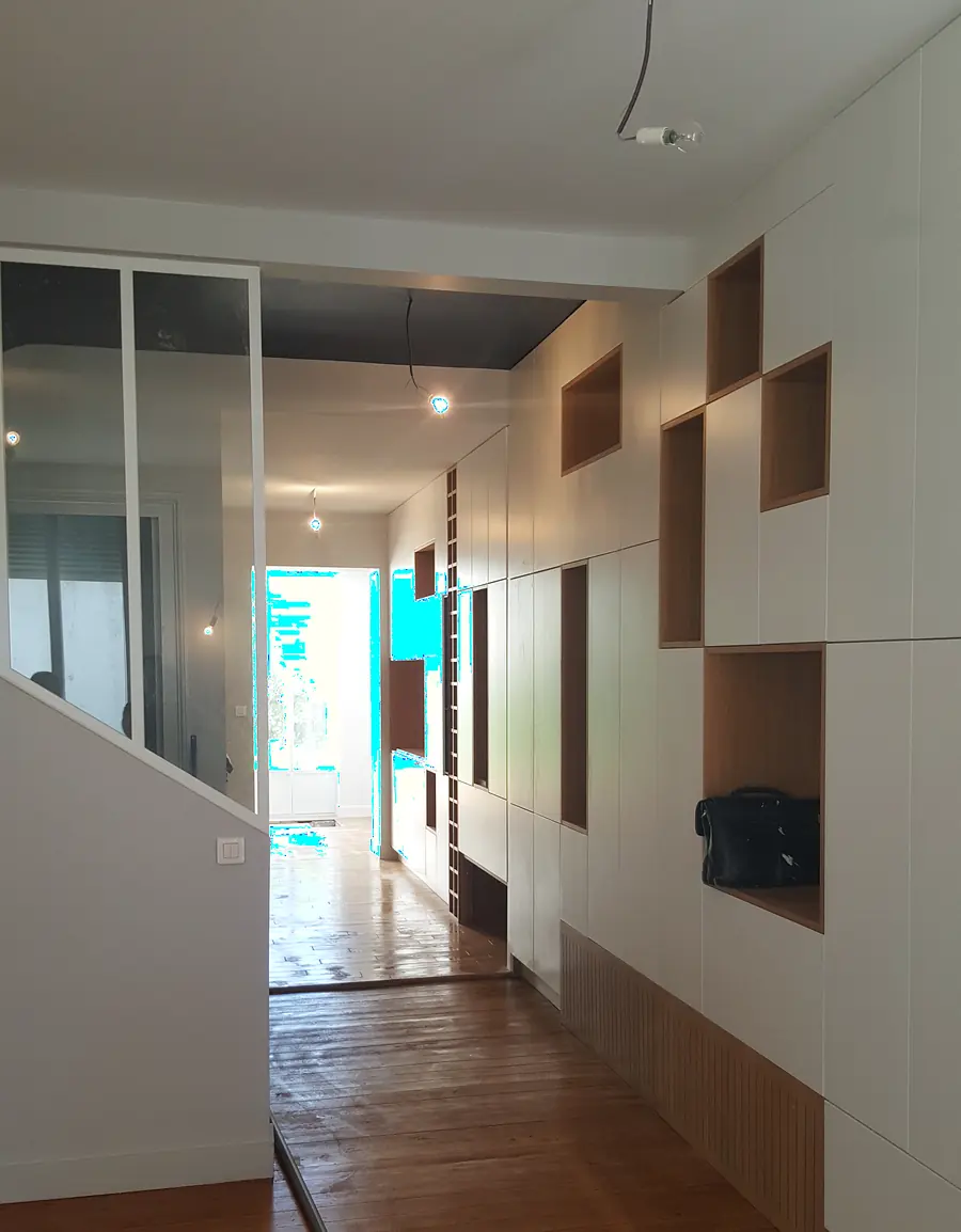 Aménagement de couloir sur mesure avec niches en bois et rangements toute hauteur