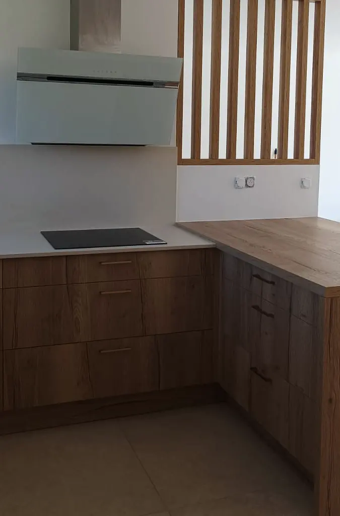Cuisine sur mesure en bois avec retour bar, plan de travail bois et claustra en tasseaux