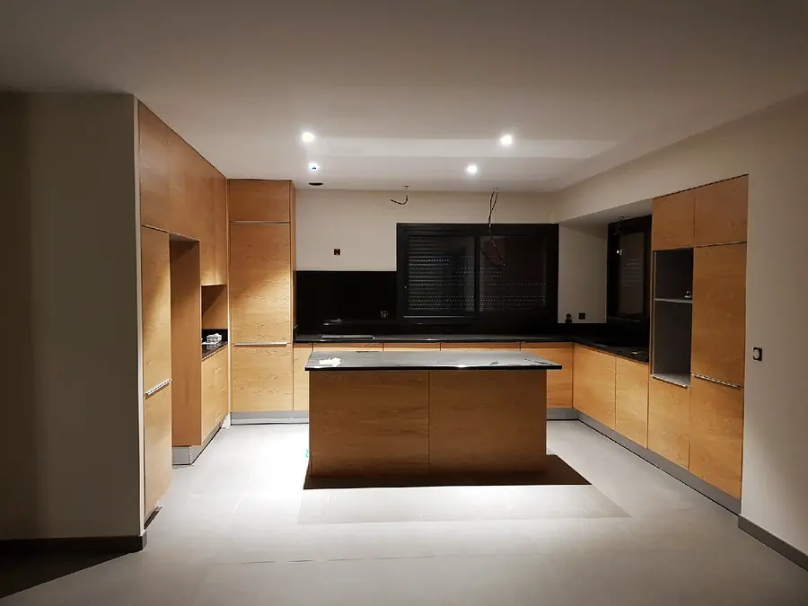 Îlot de cuisine sur mesure avec plan de travail en bois massif et rangements toute hauteur