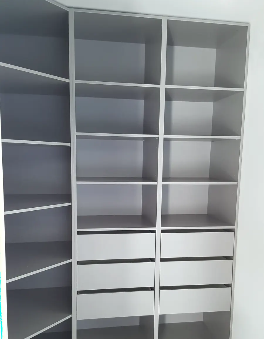 Dressing d'angle sur mesure avec étagères modulables exploitant toute la hauteur sous plafond