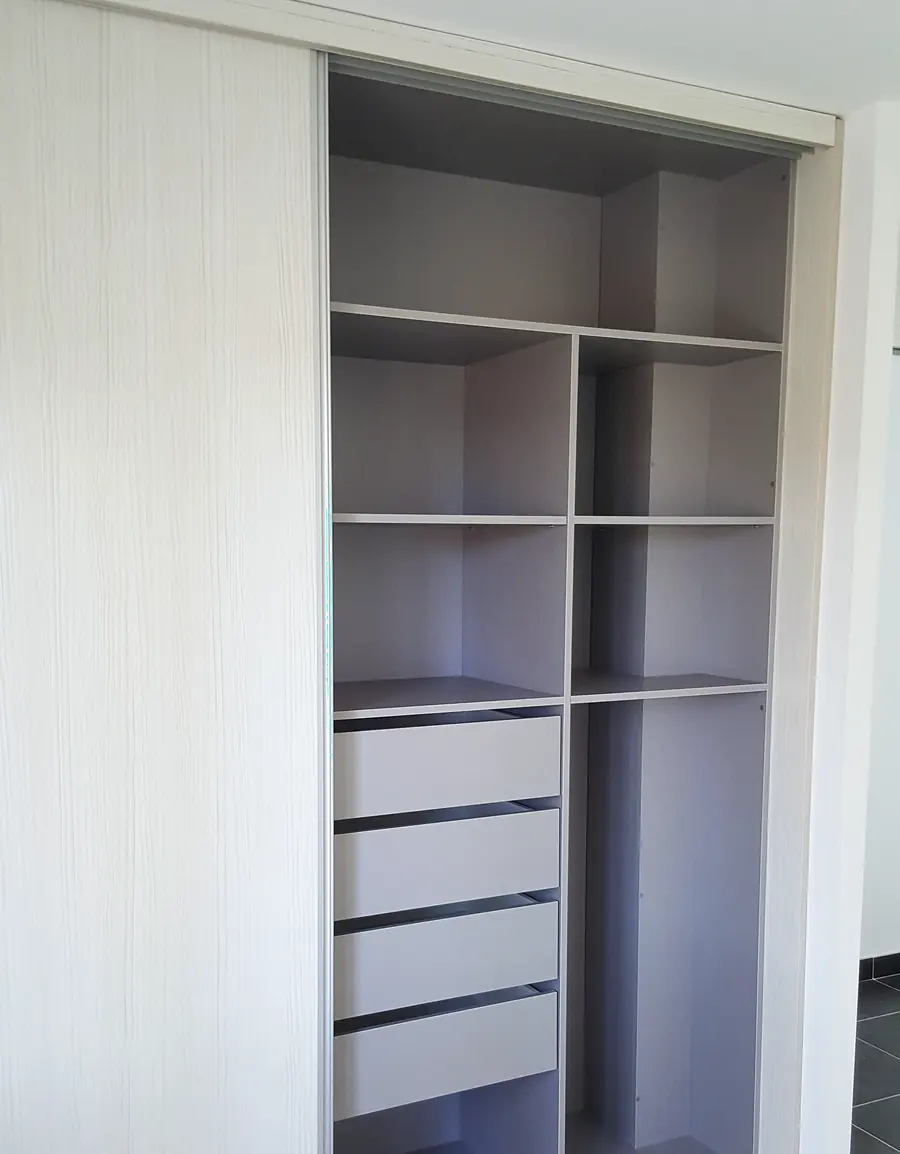 Intérieur de dressing sur mesure : penderies, étagères modulables et tiroirs à l'anglaise
