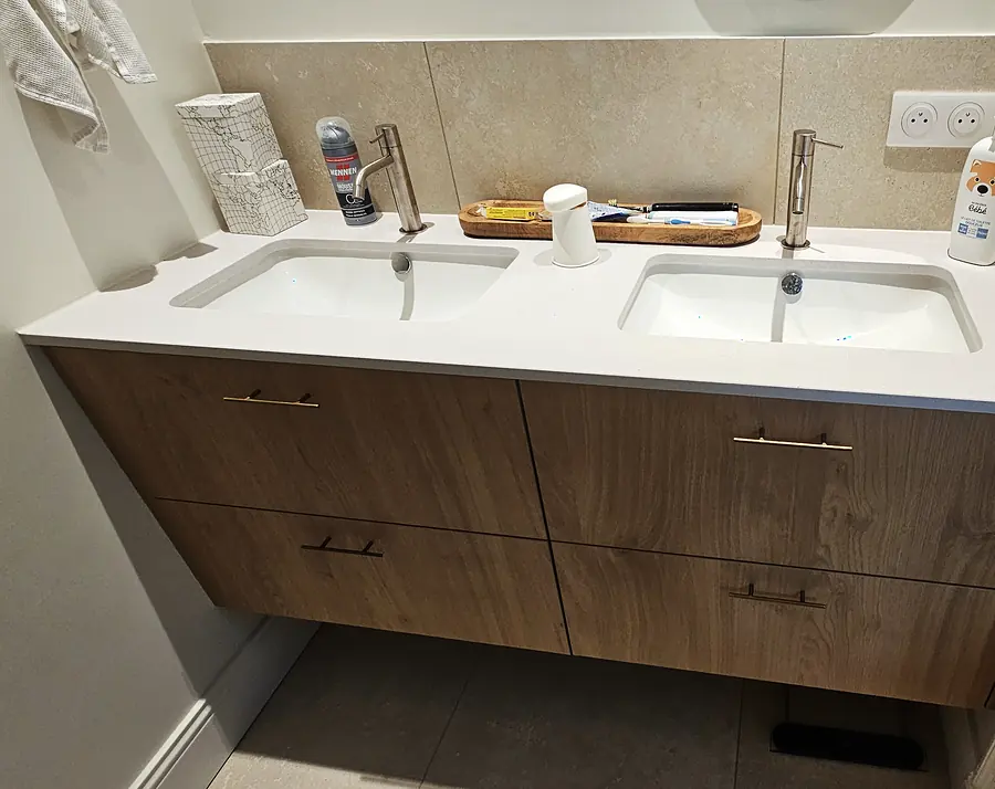 Meuble de salle de bain sur mesure en bois avec double vasque et plan de toilette blanc