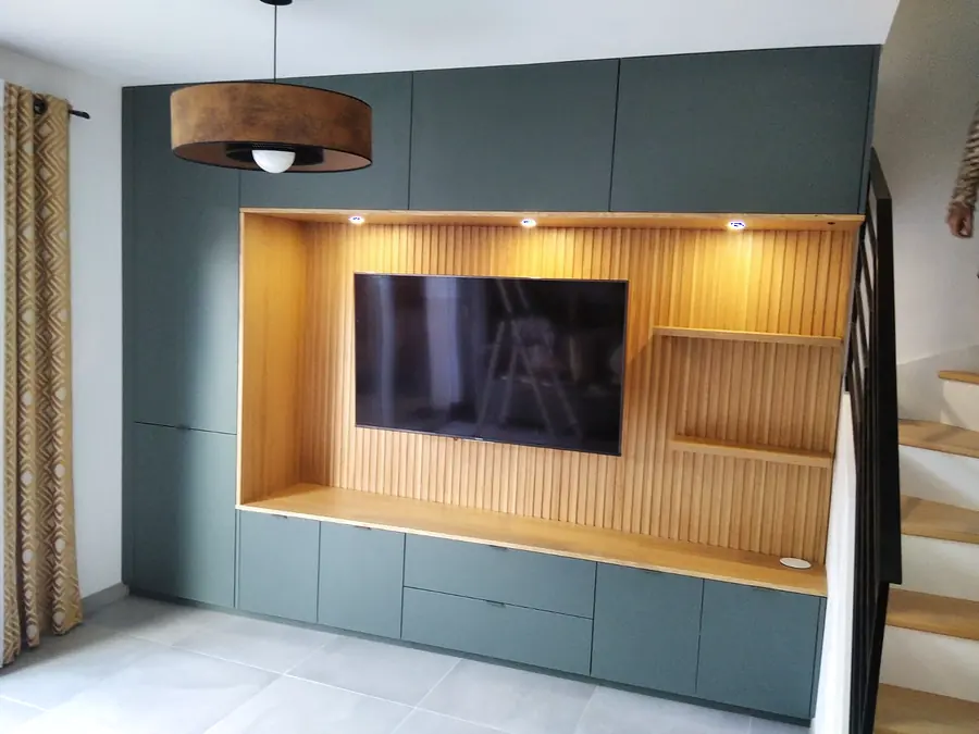 Meuble TV et bibliothèque sur mesure vert profond avec niche en chêne rétroéclairée