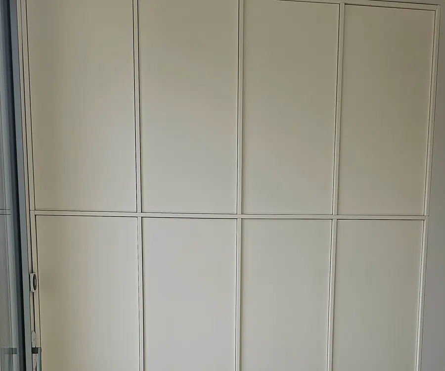 Mur de placards sur mesure laqués, du sol au plafond, dans une pièce à vivre