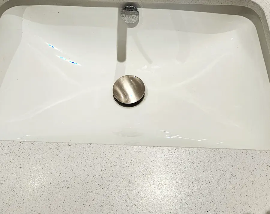 Plan de toilette sur mesure en pierre reconstituée avec vasque sous plan et mitigeur encastré